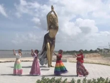 Шакира порасна до 6,5 метра: Отриха огромна статуя на певицата в родния й град Баранкия