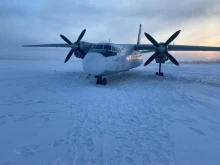 Самолет върху замръзнала река