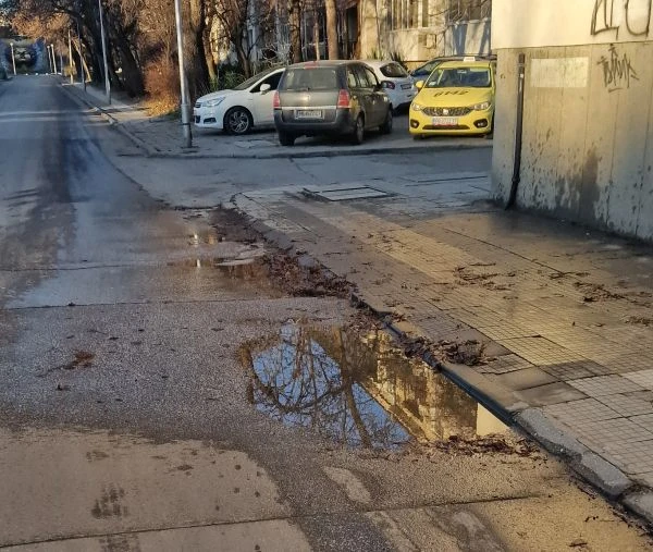 От месеци вода се лее по пловдивска улица, реакция от ВиК-няма