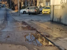 От месеци вода се лее по пловдивска улица, реакция от ВиК-няма