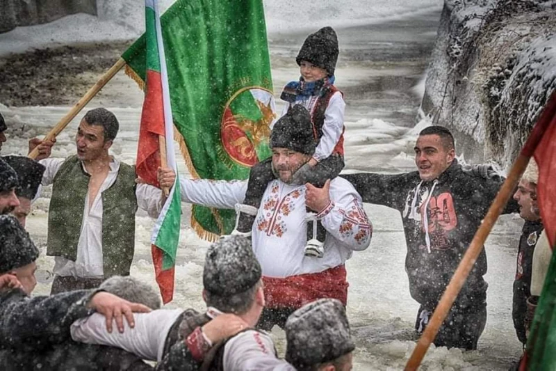 Богоявленски водосвет, спасяване на Светия кръст и мъжко хоро ще има в Сливен