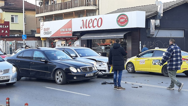 Катастрофа на "Ломско шосе" в столицата, два автомобила със смазани предници