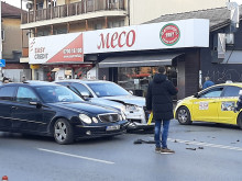 Катастрофа на "Ломско шосе" в столицата, два автомобила със смазани предници