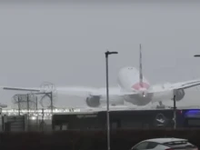 Заради бурята "Герит": Самолет "подскача" по пистата на "Хийтроу"