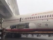Самолет се заклещи под мост