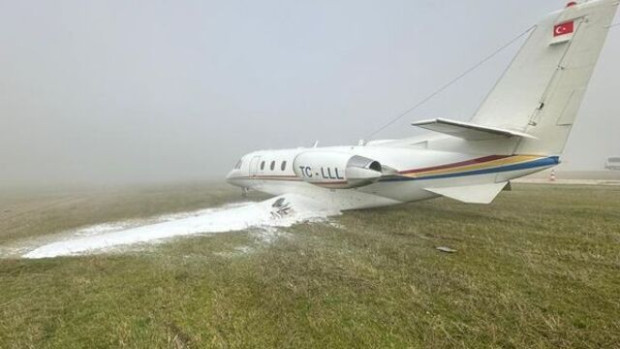 Самолет е излязъл от пистата при кацане на летище в