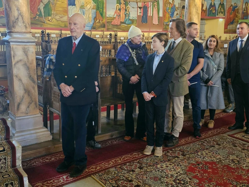 В малко българско градче посрещнаха Коледа царят, царицата, княгинята и князът