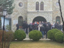 Стотици се сбогуват с отец Боян Саръев