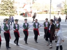 Ученици в помощ на тригодишната Ирен