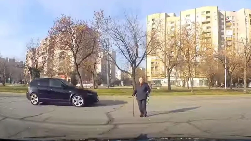 Опасно пресичане на възрастна жена в Пловдив