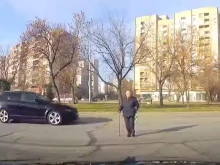 Опасно пресичане на възрастна жена в Пловдив