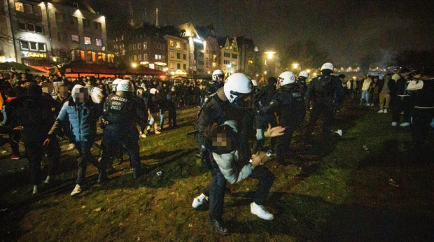 Най малко 15 полицаи бяха ранени в новогодишната нощ в Берлин