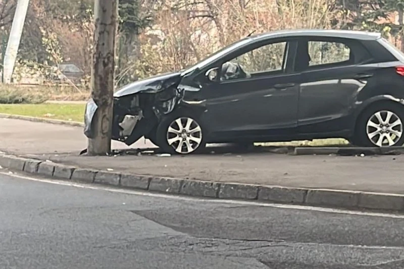 Празен път, движение няма, но този софиянец реши да паркира в стълба