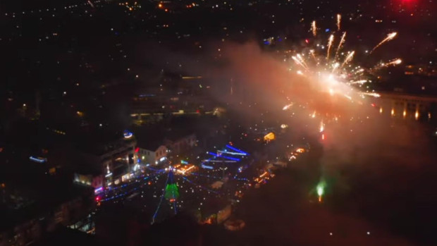 </TD
>Бургас посрещна Нова година с голям концерт на площада с