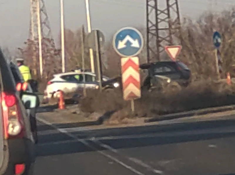 И те носят душа! Нищо, че са с един фар: Катастрофа с моторист и кола в Пловдив!