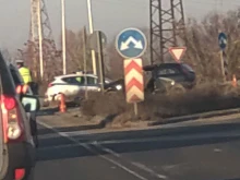 И те носят душа! Нищо, че са с един фар: Катастрофа с моторист и кола в Пловдив!