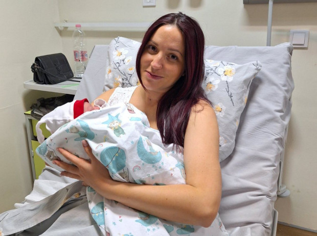 TD Момиче е първото бебе за новата година в клиниката по