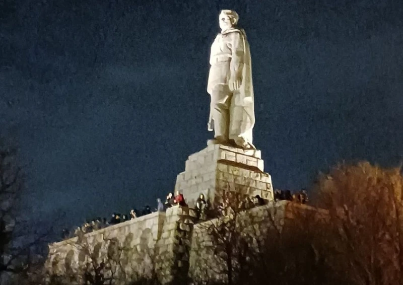 Поне угасете тия светлини на Альоша и използвайте икономисания ток за нещо по-смислено