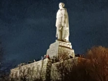 Поне угасете тия светлини на Альоша и използвайте икономисания ток за нещо по-смислено