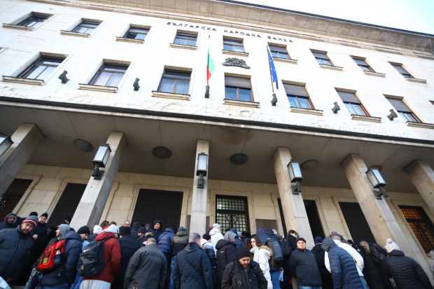 Българската народна банка БНБ пуска от днес в обращение златни