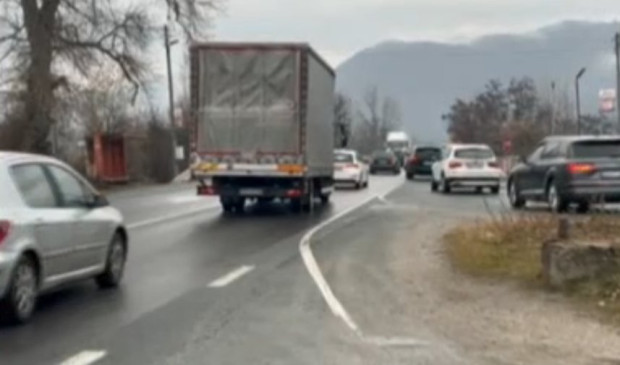 Стадо крави парализира трафика край Симитли, наложи се намесата на жандармерия