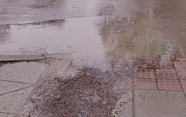 Дъждът винаги отваря голяма работа на пешеходците във Варна. На