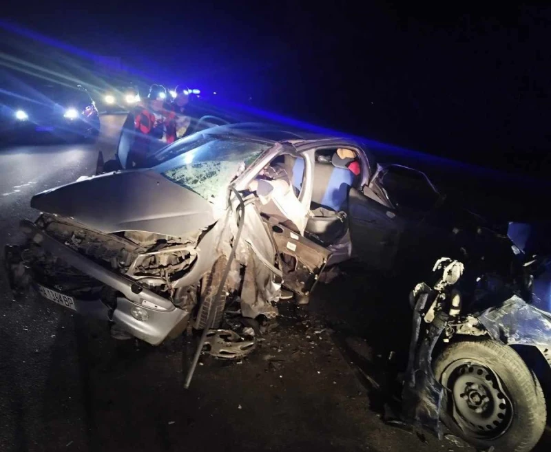 Четирима са в болница след жестока катастрофа, пожарникарите са рязали колите, за да извадят пострадалите