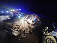 Четирима са в болница след жестока катастрофа, пожарникарите са рязали колите, за да извадят пострадалите