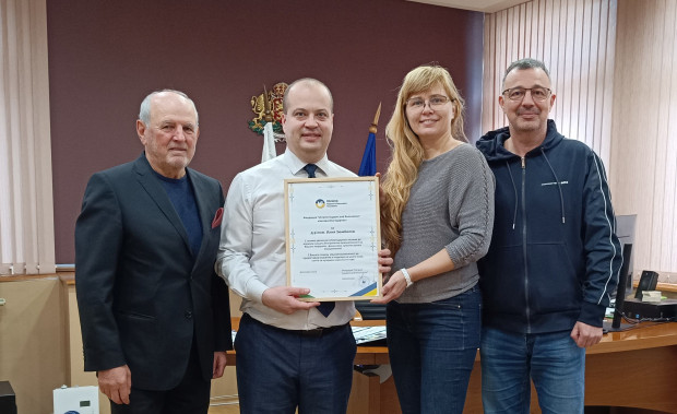 </TD
>Областният управител на област Пловдив получи благодарствена грамота от фондация