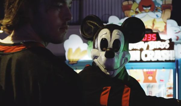 Трейлър за страшен филм, включващ маскиран убиец, облечен като Мики