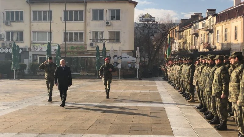 С тържествена церемония в Благоевград посрещаме над 100 военнослужещи, завърнали се от Косово и Босна и Херцеговина