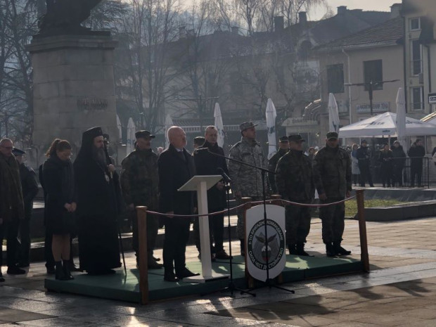 Министърът на отбраната Тодор Тагарев приветства българските военнослужещи, които успешно