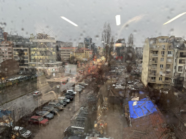 Силна гръмотевична буря удари София. За минути небето над столицата притъмня