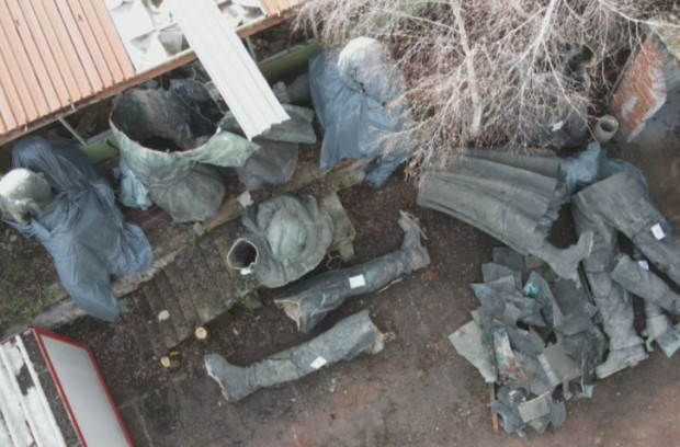 Демонтираните фигури от Паметника на Съветската армия още са в калта край Лозен