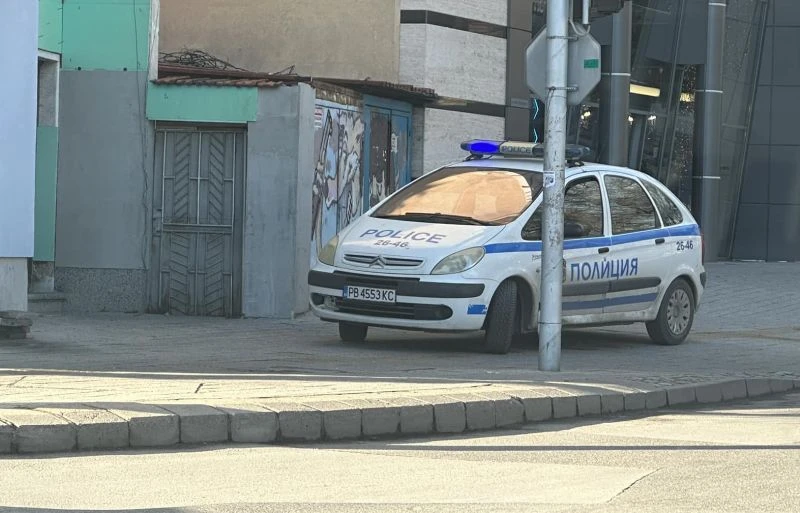 Паркирана на тротоара патрулка възмути пловдивчани