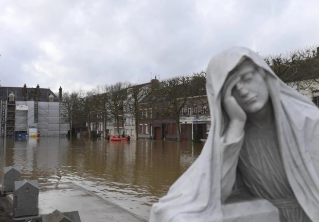 Втората вълна от наводнения за два месеца, засягаща Па дьо