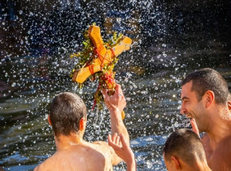 За здраве в Троян: Хвърлят Богоявленския кръст във водите на Бели Осъм