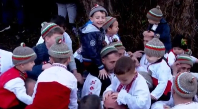 Извадиха кръста от Тунджа в Калофер, дадоха го на 6-годишния Мартин
