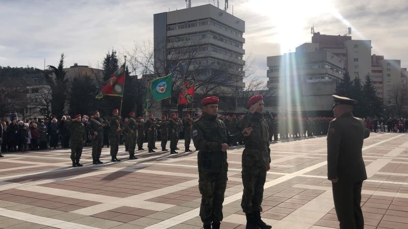 Тържествено осветиха бойните знамена в центъра на Благоевград