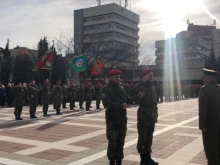 Тържествено осветиха бойните знамена в центъра на Благоевград