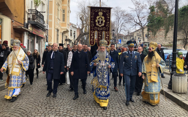 Кметът на Пловдив се включи в литийното шествие на Йордановден