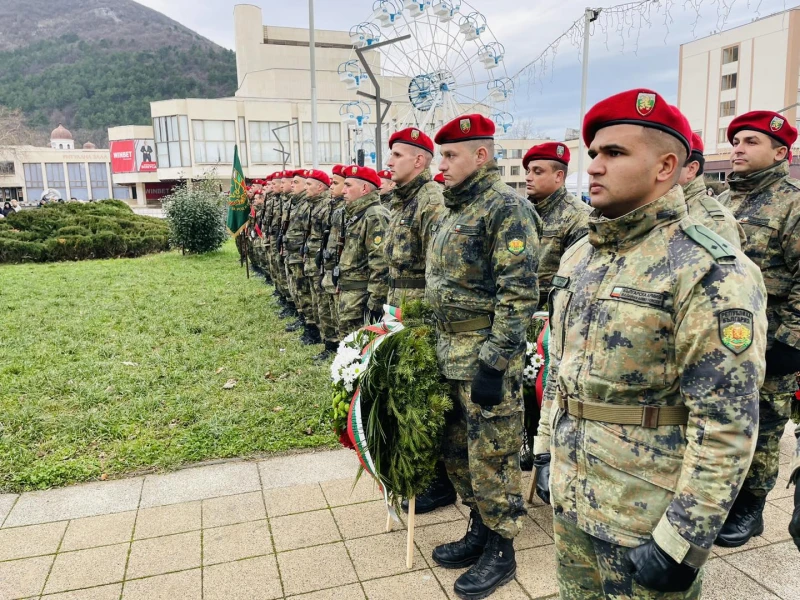 В знак на почит към Христо Ботев във Враца бяха поднесени венци и цветя