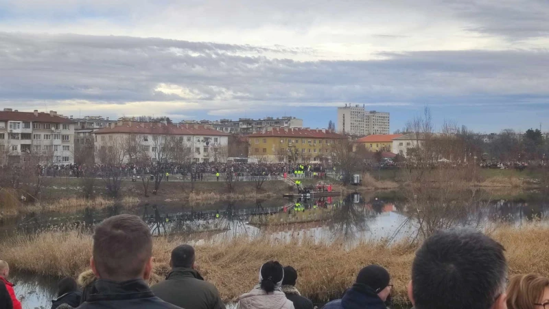 Хвърлиха кръста в дружбенското езеро