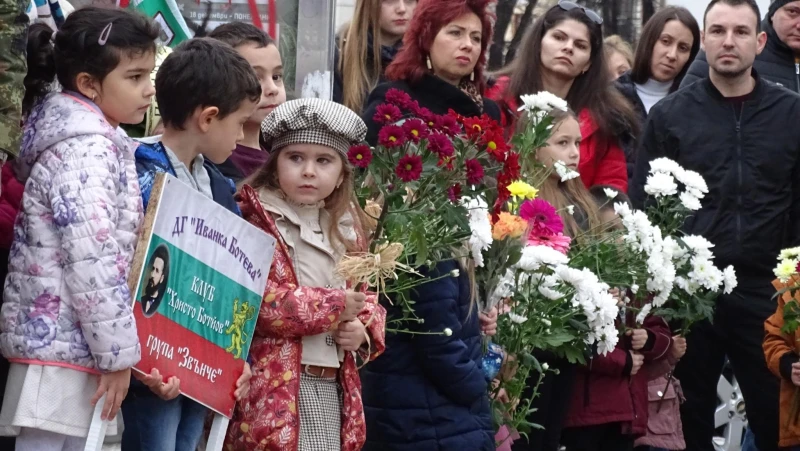 Деца и възрастни почетоха паметта на Ботев в Търново