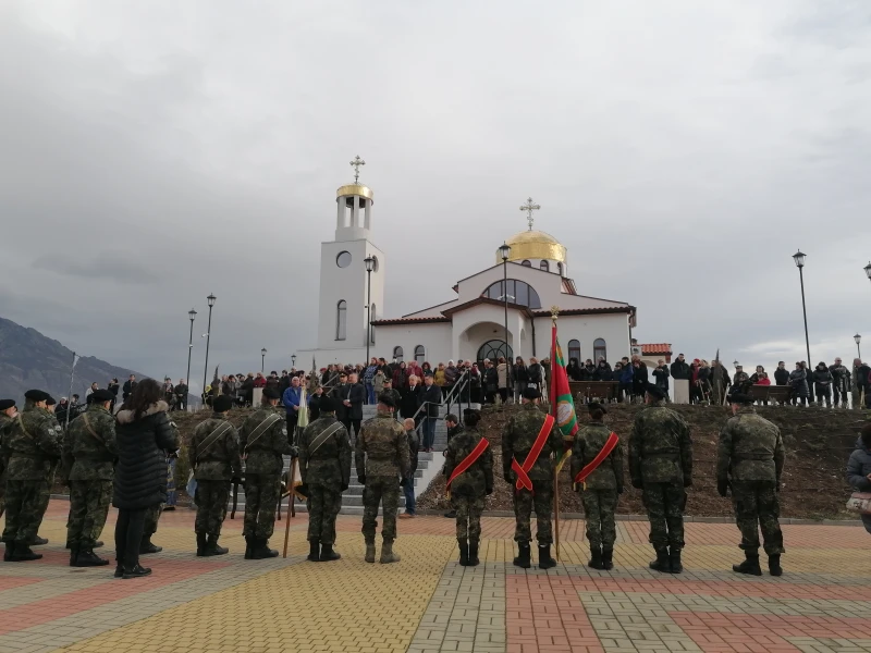 Бойното знаме на военно формирование 22 220 бе осветено пред новия храм "Света Петка" в Сливен