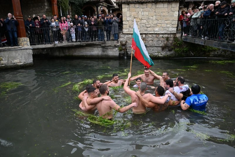 В Девня кмет и общински съветници скочиха в битката за кръста