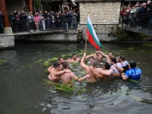 В Девня кмет и общински съветници скочиха в битката за кръста