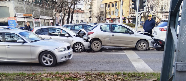 Кадри от верижната катастрофа в Пловдив. Свидетел: Не се учудвам, че стана такова мазало