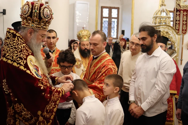 Митрополит Николай ръкоположи в първа степен на свещенството седем миряни в Хасково