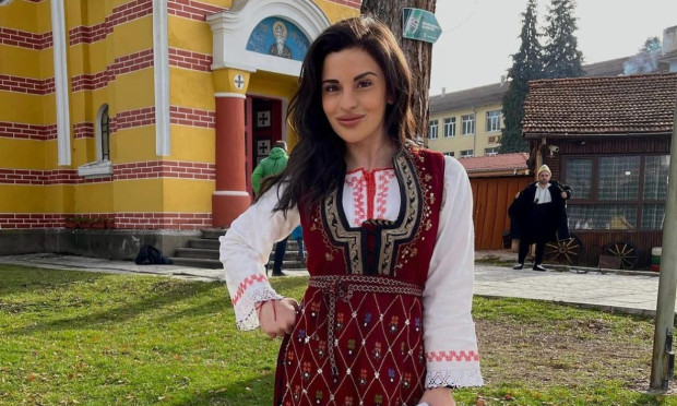 Добре познатата инфлуенсърка Ивка Бейбе почете българските традиции и облече народна